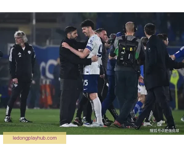 国米球迷齐声助力巴斯托尼 勇敢面对挑战兄弟同在助力前行